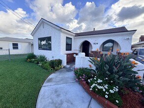 Building Photo - Newly remodeled three bedroom house in Wilmington ready to rent!