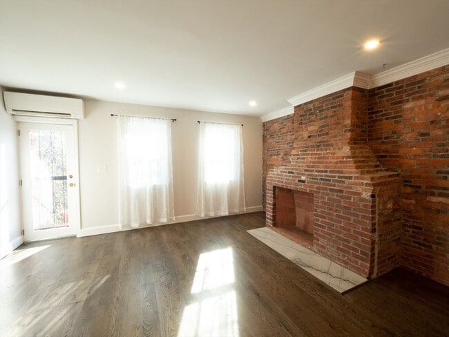 Building Photo - 210 Third St