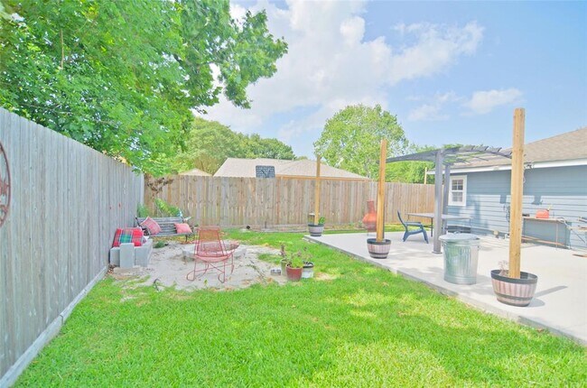 Building Photo - 11731 Bowie Dr
