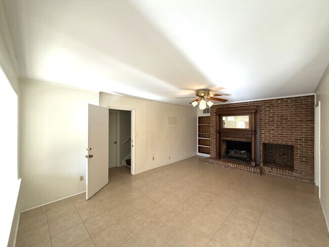 Building Photo - Beautiful 5 Bedroom 3 Bathroom House on Country Club Golf Course!