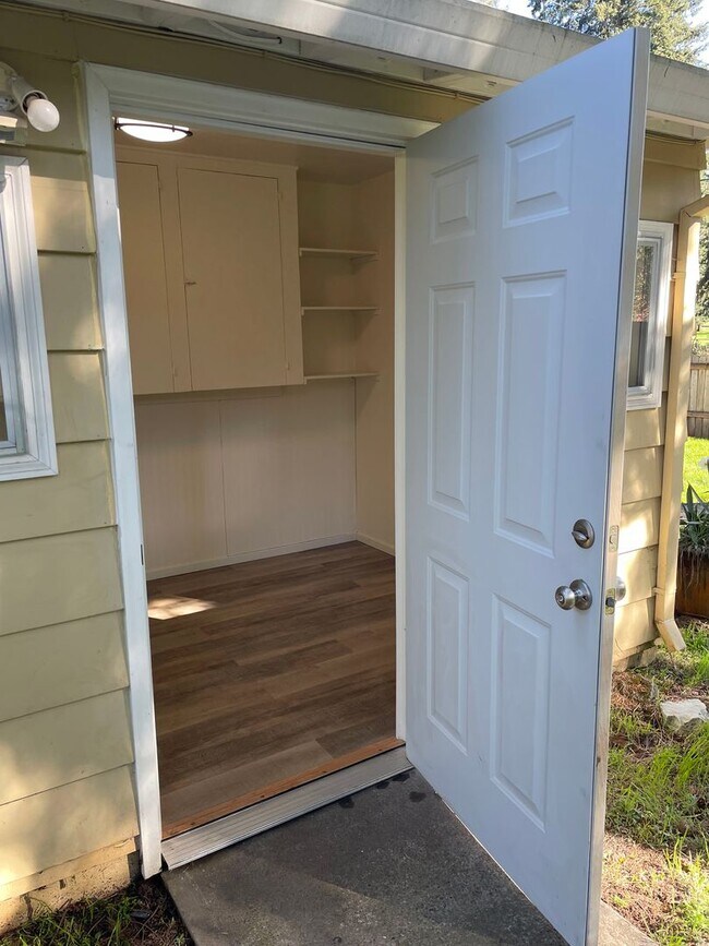 Building Photo - 3 bedrooms, 2 Baths Ranch Home with Large, Fenced Yard in the River Crest Neighborhood!