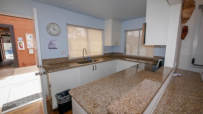 Building Photo - Stylish Sea Colony 3-Level Townhome!