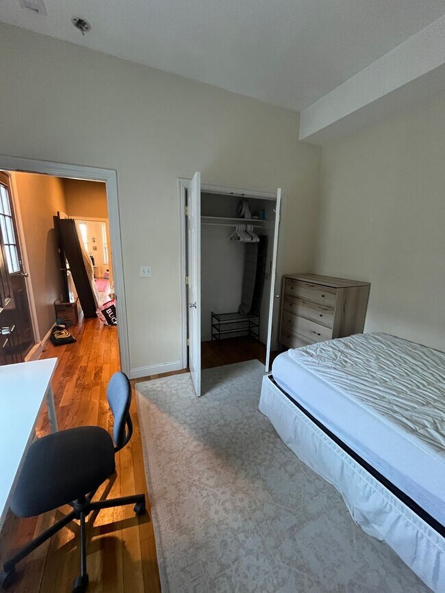 Building Photo - Great 5 bed Close to Northeastern