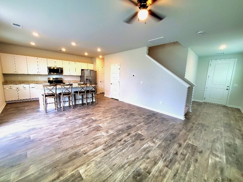 Building Photo - 400 Southern Wren Wy