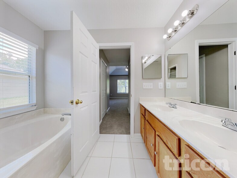Building Photo - 13730 Fish Eagle Dr W