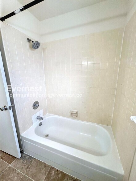 Building Photo - 1985 Mineola Ct