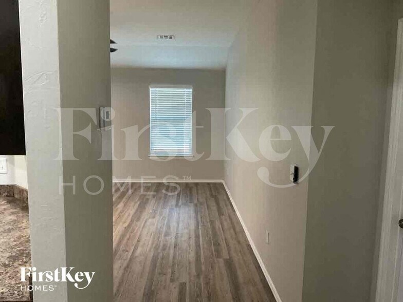 Building Photo - 1885 Bradford Pl