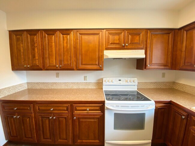Building Photo - Price reduced! Nicely updated kitchen in t...