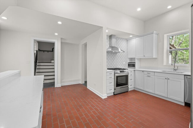 Building Photo - 1025 E 48th St