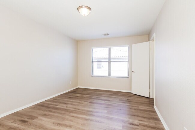 Building Photo - 4614 N 92nd Ln