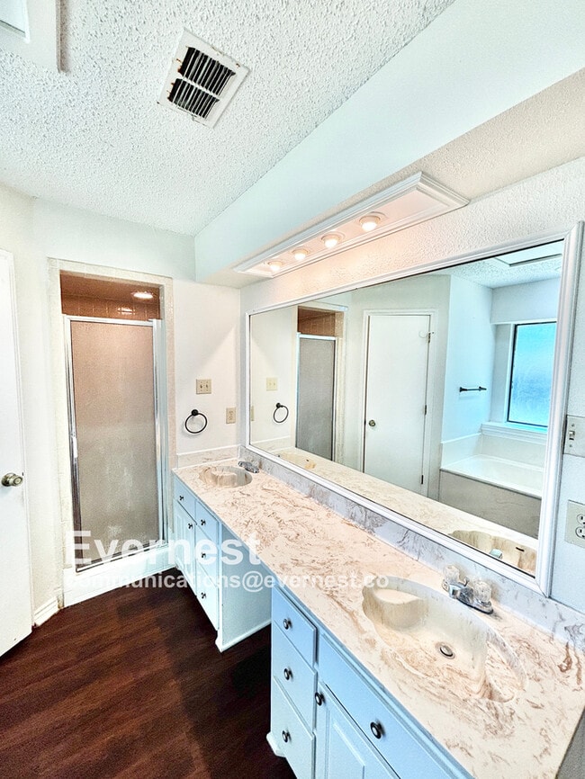 Building Photo - 698 Buttercup Dr