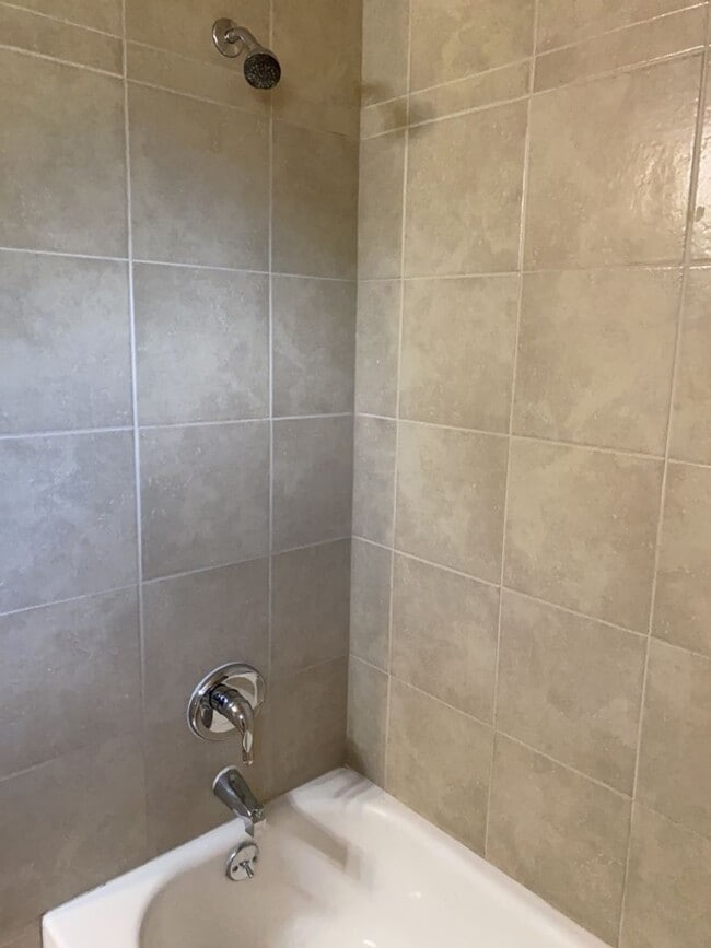 Building Photo - STUDENTS WELCOME! 5 Bed 2 Bath Ranch House w/ Basement