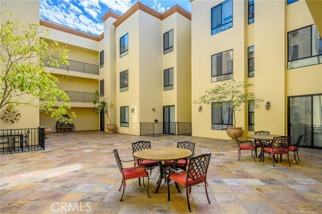 Building Photo - 6938 Laurel Canyon Blvd