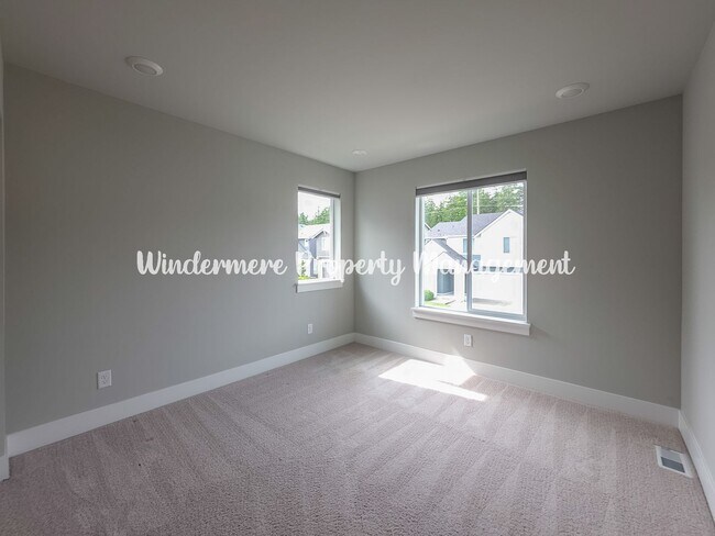 Building Photo - Stunning and spacious 5 bed in McCormick Village!