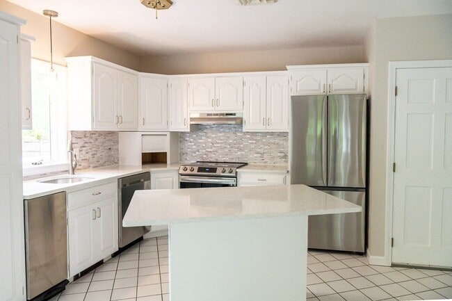 Building Photo - 55 Country Club Cir
