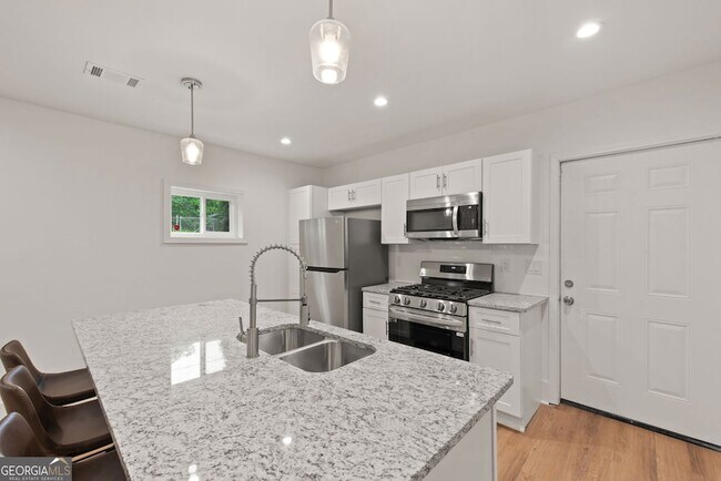 Building Photo - 636 Francis Pl NW