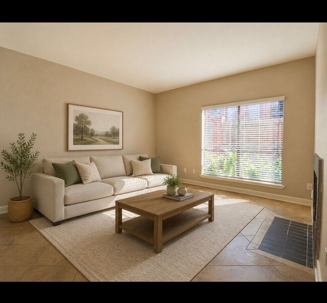 Building Photo - 2025 Augusta Dr