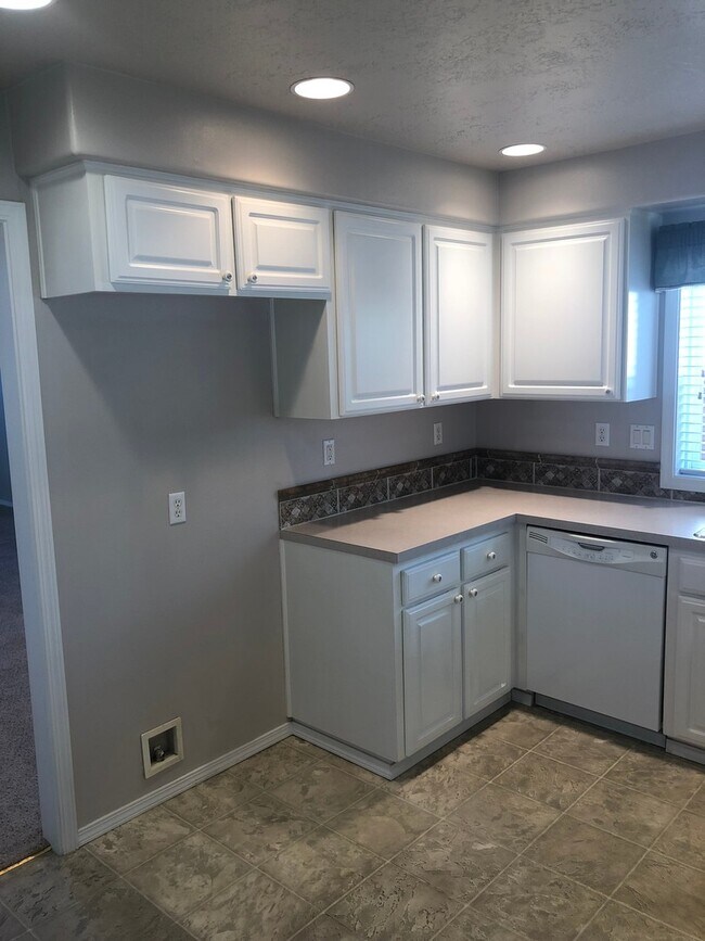 Building Photo - Larger Three Bedroom Home in Keizer