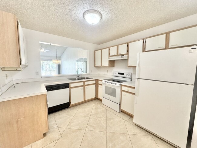 Building Photo - ** NEWCASTLE ** BERKSHIRE LAKES ** 3 BED /...