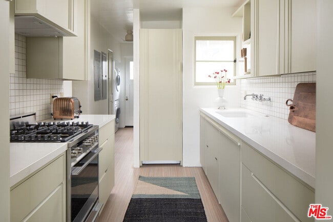 Building Photo - 1811 Edgecliffe Dr