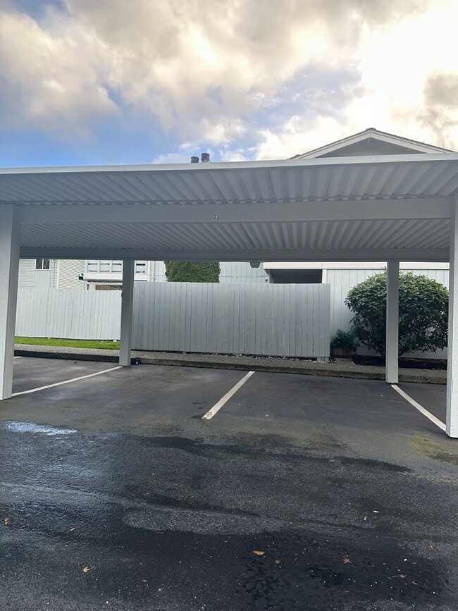 Building Photo - Lovely Bellevue Condo!