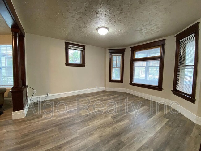 Building Photo - 603 Lawson Ave E