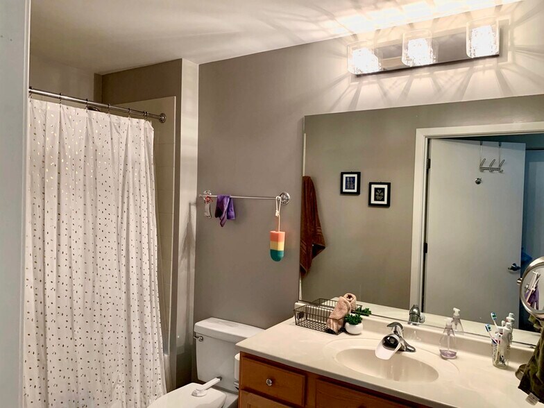 Building Photo - 909 W Washington Blvd