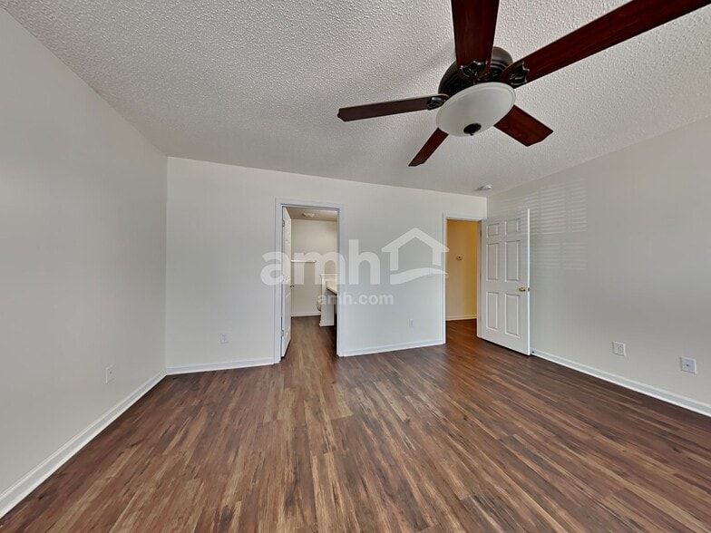 Building Photo - 425 Green Park Ln