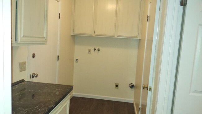 Building Photo - 1617 Oakview Dr