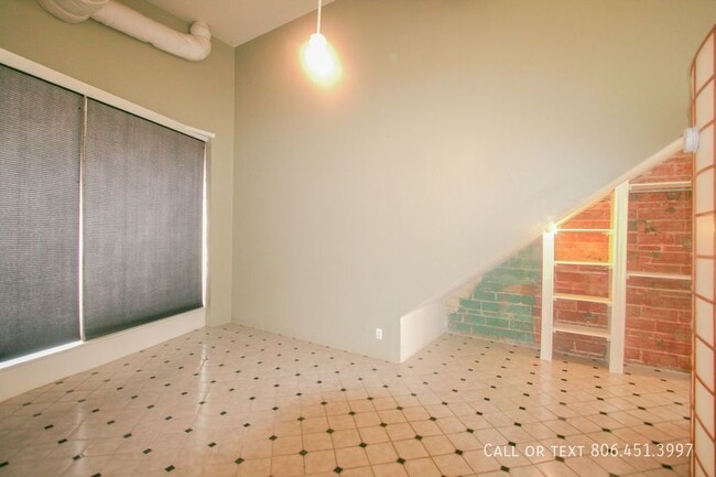 Building Photo - Nice, Large Loft Located Downtown with 2 B...