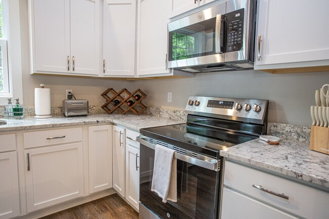 Building Photo - 2202 Elkridge Dr