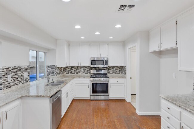 Building Photo - 408 Hansen Cir