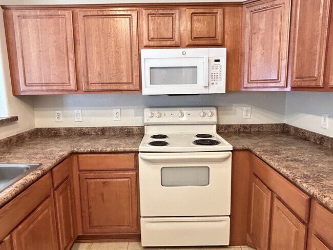 Building Photo - Gated 2 Bedroom, 2 Bathroom Condo offering 1 month FREE !