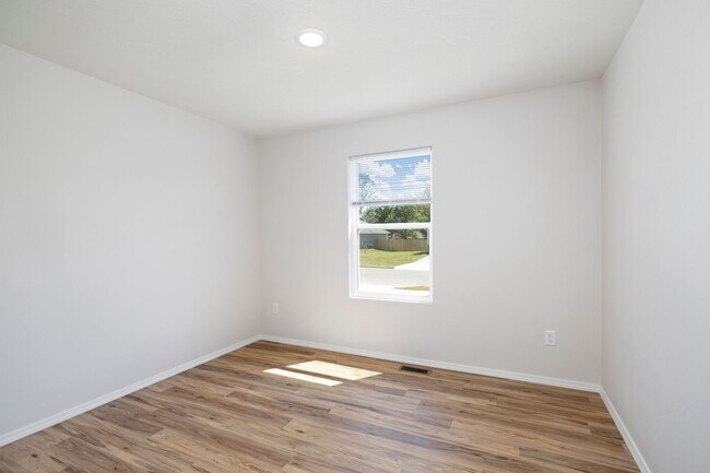 Building Photo - 3 Bedroom Rental with Fence!