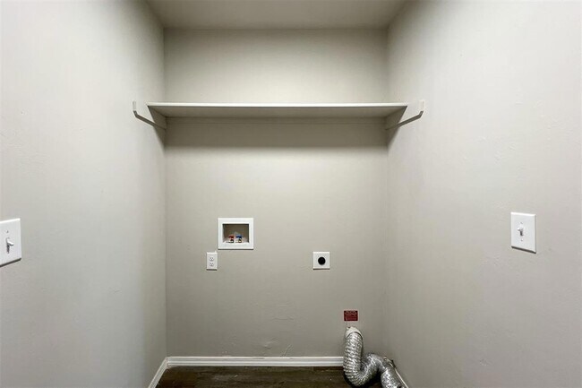Building Photo - 4301 Driftwood Dr