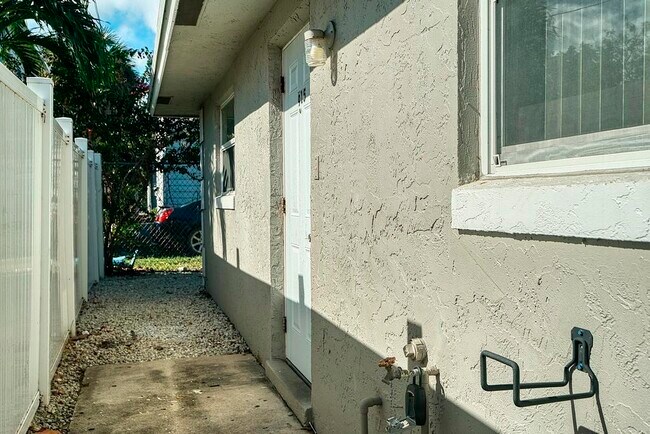 Building Photo - 915 S N St