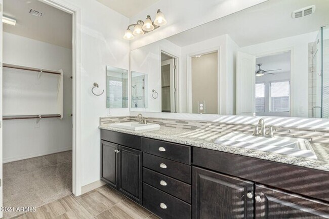 Building Photo - Charming 4 bedroom, 3 bath home in North P...