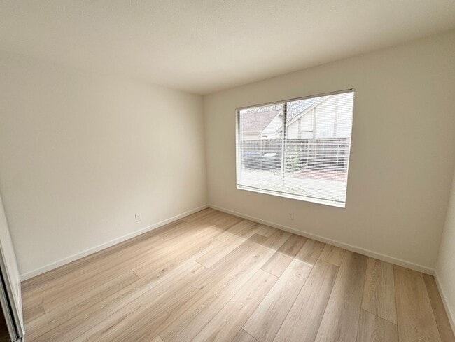 Building Photo - Great Shape Townhome in Pleasanton with shared driveway