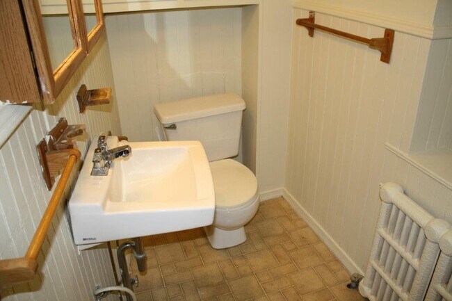 Building Photo - 716 W Main St