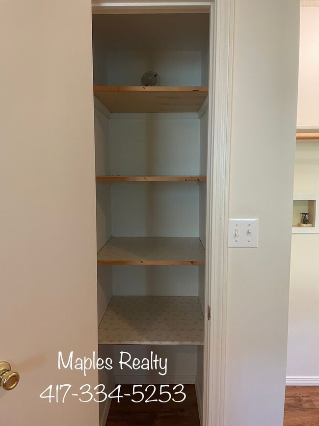 Building Photo - 2 bedroom / 1 bathroom apartment