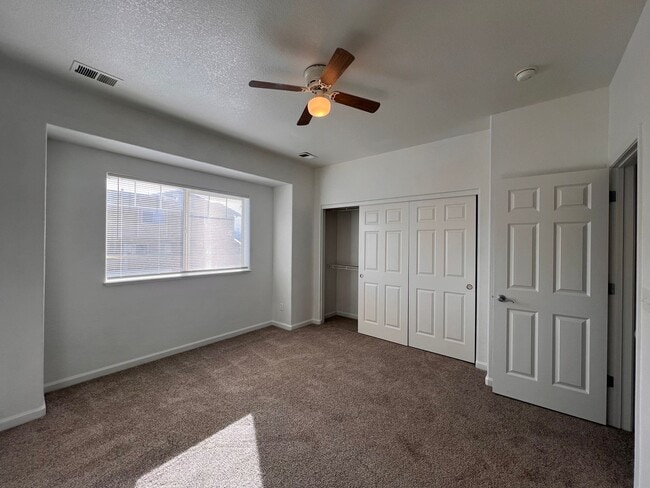 Building Photo - Updated Condo in North Reno