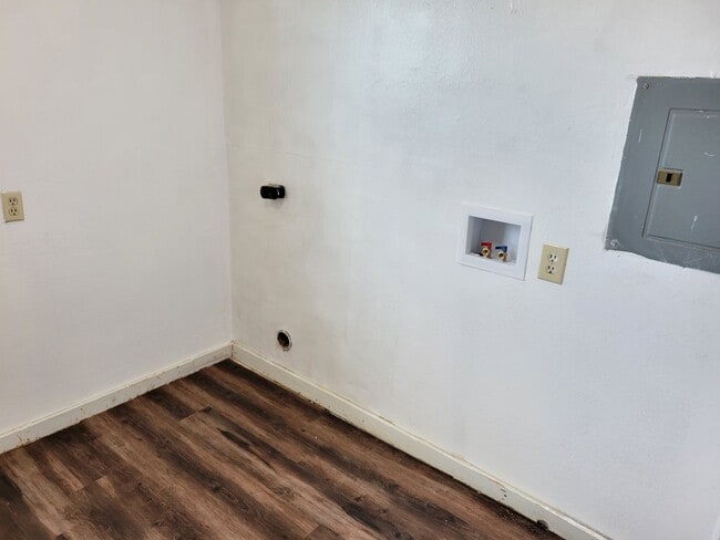 Building Photo - LARGE HOME WITH FENCED YARD NEAR LOCKWOOD ELEMENTARY SCHOOL