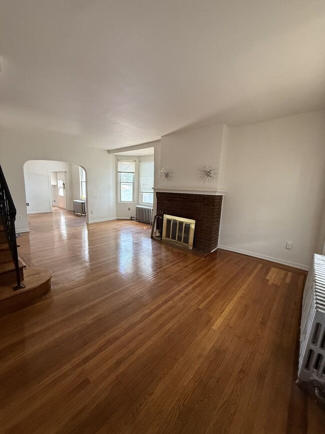 Building Photo - Comfortable 3BR Home Near Transportation – Available Now