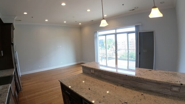 Building Photo - 1609 W Warren Blvd