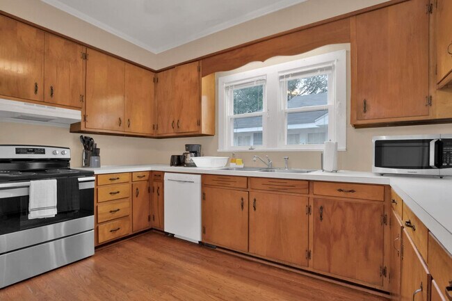 Building Photo - 1713 Fort Bragg Rd