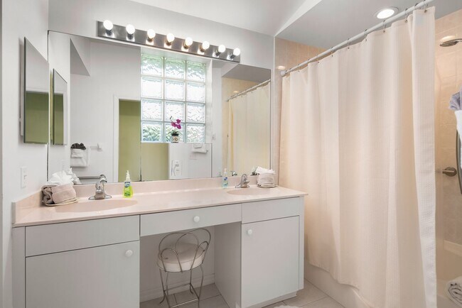 Building Photo - Cute and Cozy Family home on the Island.....Fully furnished..Available May 1-2024 at only $3900. ...