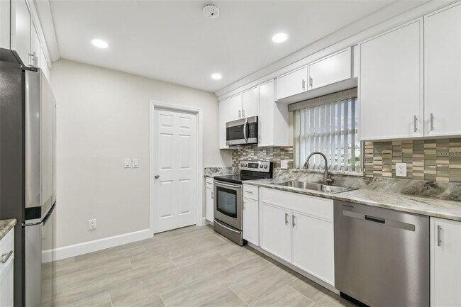 Building Photo - 3938 Versailles Dr