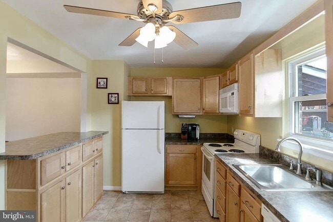 Building Photo - 933 Elm Rd