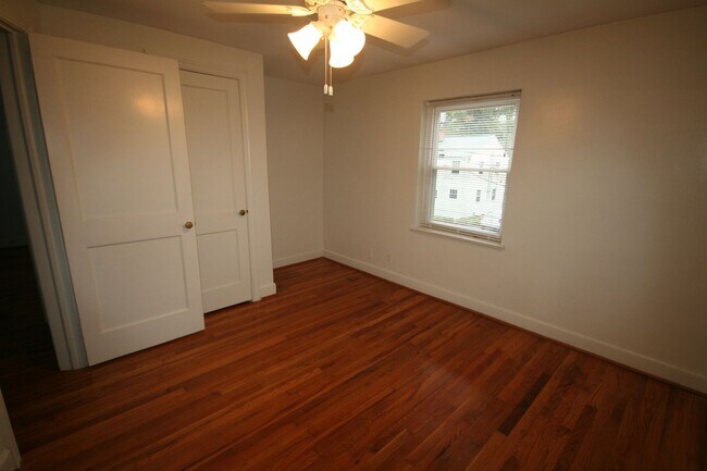 Building Photo - Lovely End Unit Townhouse / W&D / Near Duk...