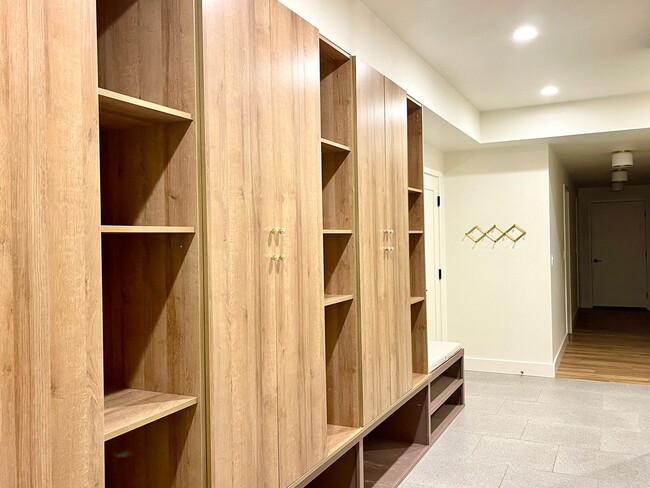 Building Photo - Absolutley stunning custom home in desirab...